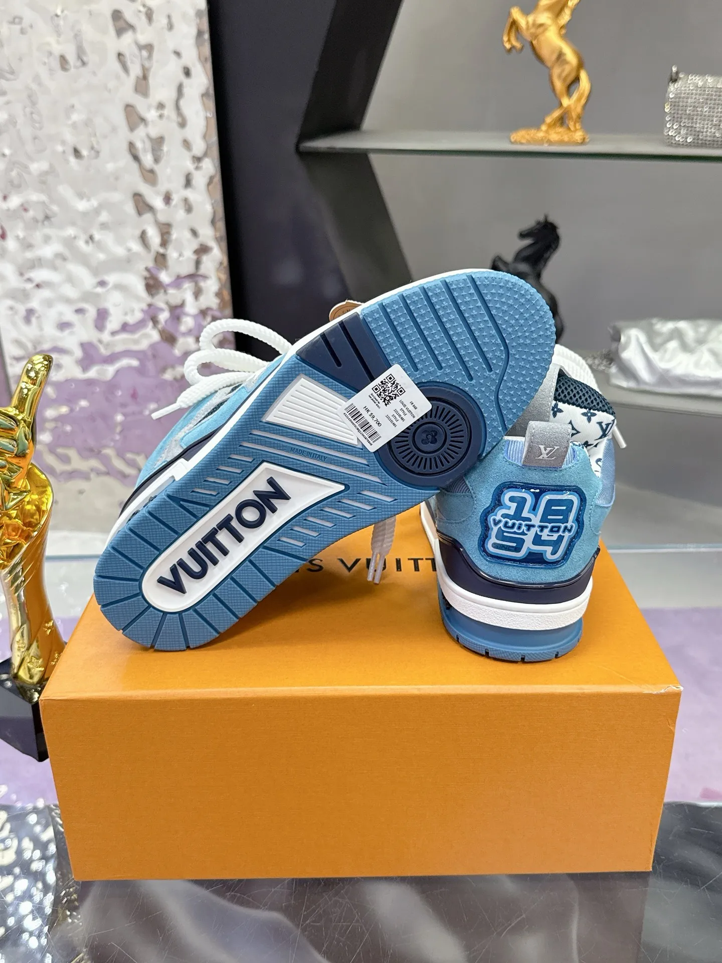 Factory price: 760💰 𝙇𝙑 𝟐𝟎𝟐5 𝐒𝐒 𝐧𝐞𝐰 Officially synchronized new colors💗 Louis Vuitton catwalk skateboard shoes are a hit, LOUIS VUITTON Trainer is undoubtedly one of the most successful Sneakers launched by luxury brands, but the pace of exploration will not stop. LOUISVUITTON will also bring a new series of skateboard shoes in the spring of 2025. The new series in the picture returns to the 90s Chunky Skate Shoes look and feel. The uppers are made of leather and mesh. The fat silhouette and thick shoelaces are very eye-catching. It is expected to have quite a few colors like the Trainer. Judging from the previous DIOR show skate shoes, this chunky style may be even stronger next year.  💎 LV small bread series LV bread shoe series 😘 Couple model Size: Female 35-40 Male 39-44, customized 45, 46